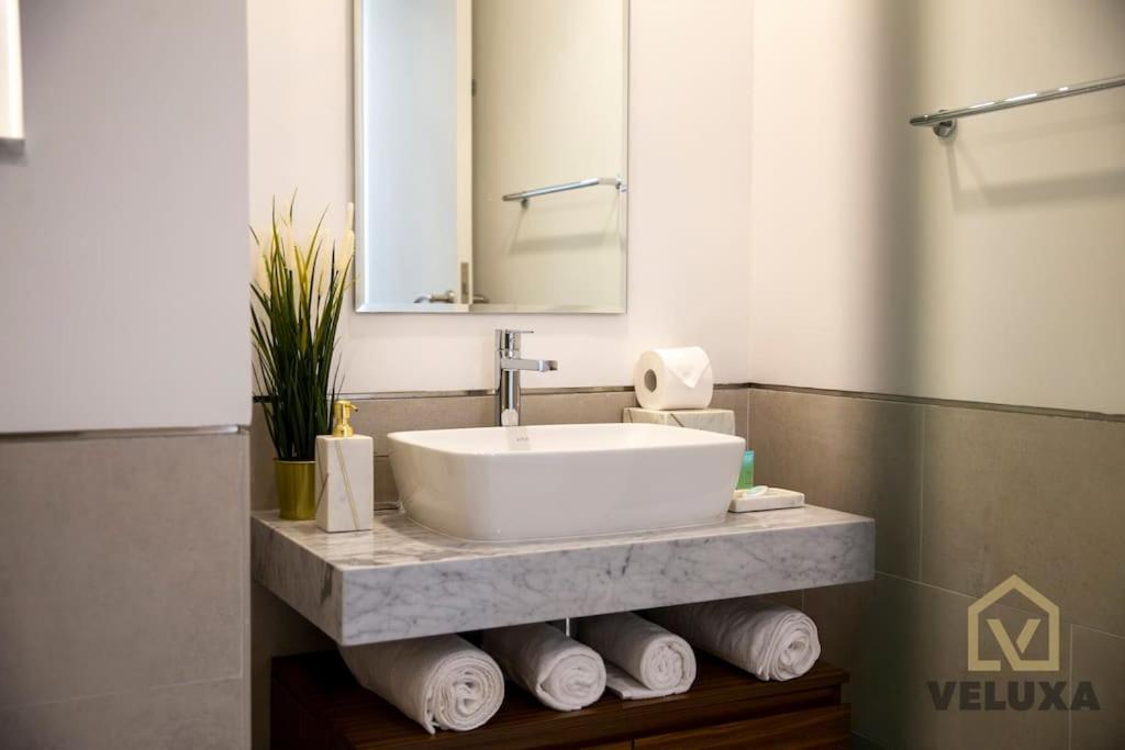 Veluxa - Luxury And Bright 1 Bedroom Apartment, Burj View! Dubái Exterior foto